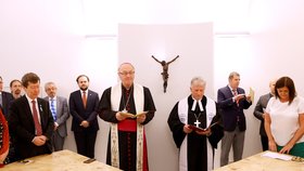 První mše v Poslanecké sněmovně: Požehnání dal arcibiskup Jan Graubner (74) a pastor Tomáš Tyrlík (53).
