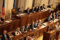 Noční Sněmovna i bitcoinová divočina: 150 zákonů sletí pod stůl!