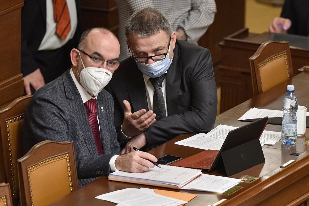 Jednání Sněmovny o prodloužení nouzového stavu: Ministr zdravotnictví Jan Blatný (za ANO) a ministr kultury Lubomír Zaorálek (ČSSD), (22.12.2020)
