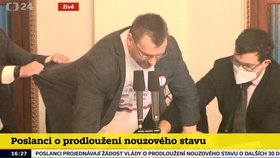 Fyzická potyčka ve Sněmovně při jednání o prodloužení stavu nouze.