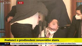 Fyzická potyčka ve Sněmovně při jednání o prodloužení stavu nouze.