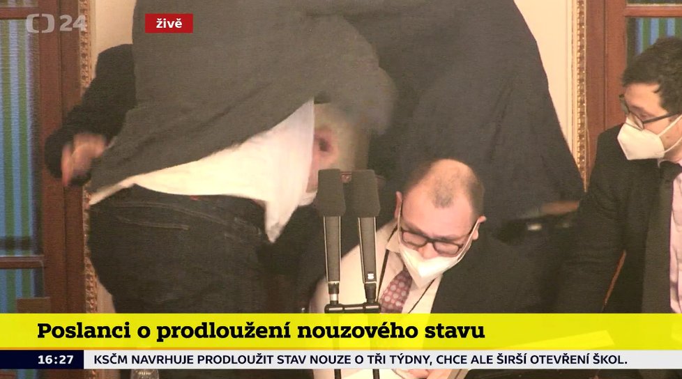 Fyzická potyčka ve Sněmovně při jednání o prodloužení stavu nouze.