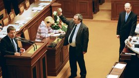 9:00 - Poslanci se začínají nekonečně dohadovat, jestli lze měnit program, nebo ne. Pak přeruší 68. mimořádnou schůzi, aby se po pauze vrátili k 67. řádné schůzi. Jak to vlastně je a co se má projednávat, už z nich chápe asi málokdo.