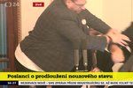 Rvačka ve Sněmovně kvůli rouškám: Poslanec Volný se vrhl na předsednický pultík! Pěsti létaly.