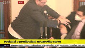 Rvačka ve Sněmovně kvůli rouškám: Poslanec Volný se vrhl na předsednický pultík! Pěsti létaly