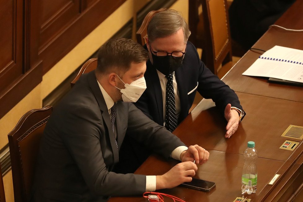 Poslanecká sněmovna během schůze k projednávání novely pandemického zákona. Na snímku ministr vnitra Vít Rakušan (TOP 09) a premiér Petr Fiala (ODS) (16. 2. 2022)