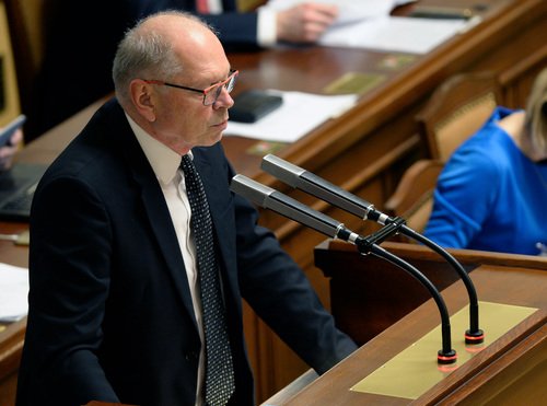 Ministr financí Ivan Pilný (za ANO) vystoupil na schůzi poslanecké Sněmovny 5. prosince v Praze.