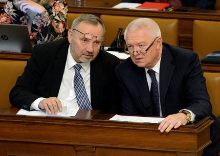 Zleva předseda poslaneckého klubu KSČM Pavel Kováčik a šéf sněmovní frakce ANO Jaroslav Faltýnek
