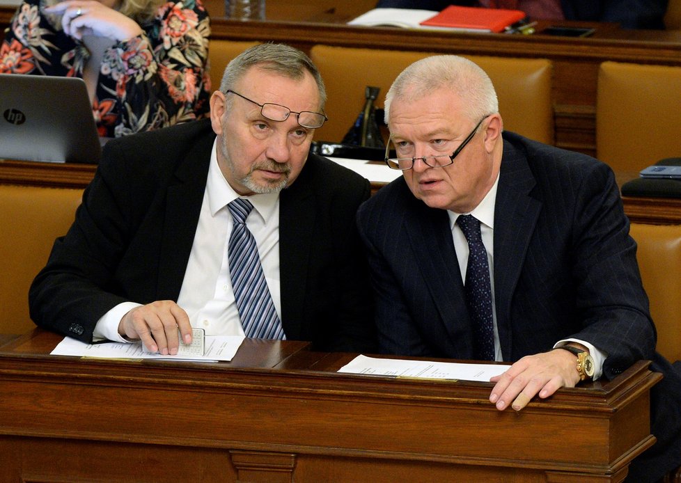 Zleva předseda poslaneckého klubu KSČM Pavel Kováčik a šéf sněmovní frakce ANO Jaroslav Faltýnek.