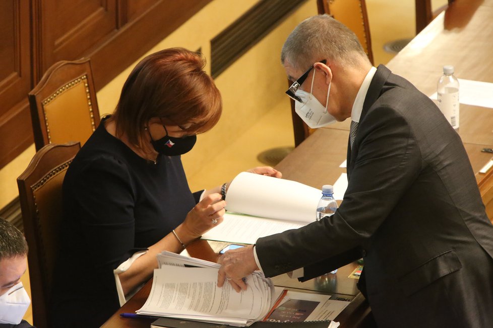 Nouzový stav ve Sněmovně: Alena Schillerová (za ANO) a Andrej Babiš (ANO) (26. 3. 2021)