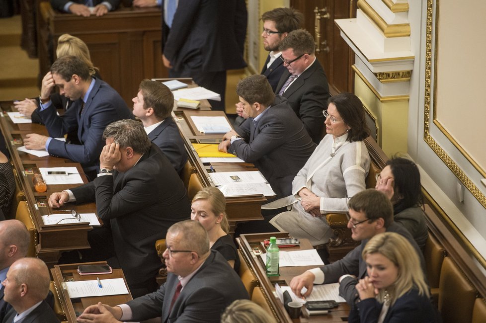 Poslanci na ustavující schůzi Sněmovny, den druhý