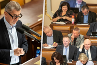 Další jednání o balíčku ve Sněmovně: Babiš útočil na Lipavského, pak to schytal za „závist“