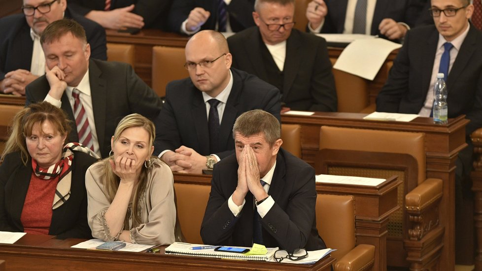 Druhý den ustavující schůze Sněmovny: Andrej Babiš dál sedí vedle komunistky Aulické.