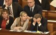 Andrej Babiš během ustavující schůze Sněmovny. Vedle něj sedí komunistka Aulická