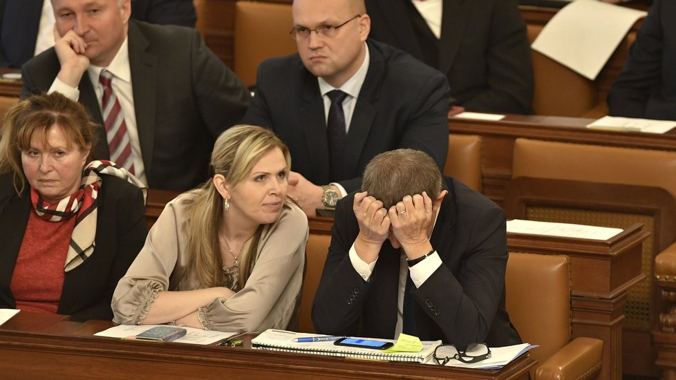 Andrej Babiš během ustavující schůze Sněmovny. Vedle něj sedí komunistka Aulická.