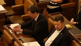 Ustavující schůze nové Sněmovny: Hayato a Tomio Okamurovi (5.11.2025)