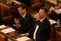 Válka bratrů Okamurových: Tomio je vážná hrozba a labilní obchodník, útočil Hayato ve Sněmovně