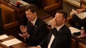 Ustavující schůze nové Sněmovny: Hayato a Tomio Okamurovi (5.11.2025)