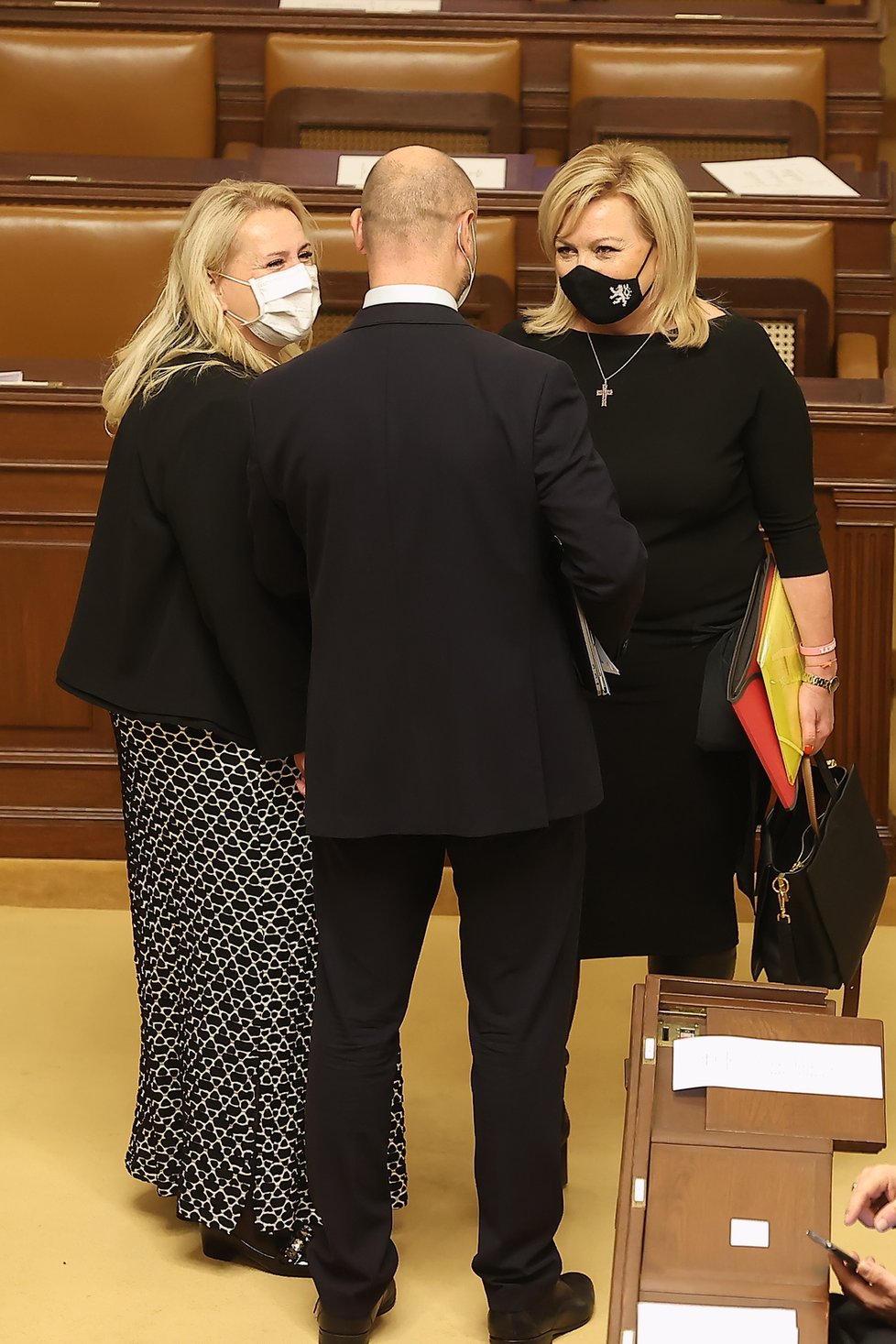 Ustavující schůze Sněmovny: Klára Dostálová a Alena Schillerová s poslancem ANO Martinem Kolovratníkem (8.11.2021)