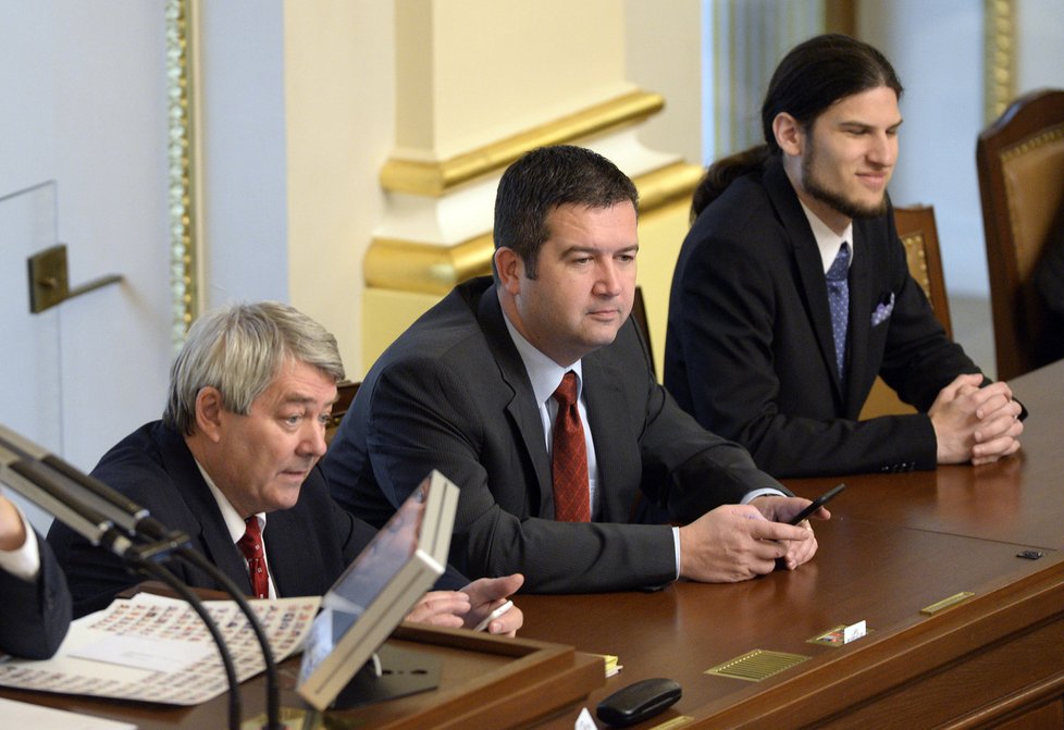 Ustavující schůze Sněmovny: Místopředsedové Filip (KSČM), Hamáček (ČSSD) a Pikal (Piráti)