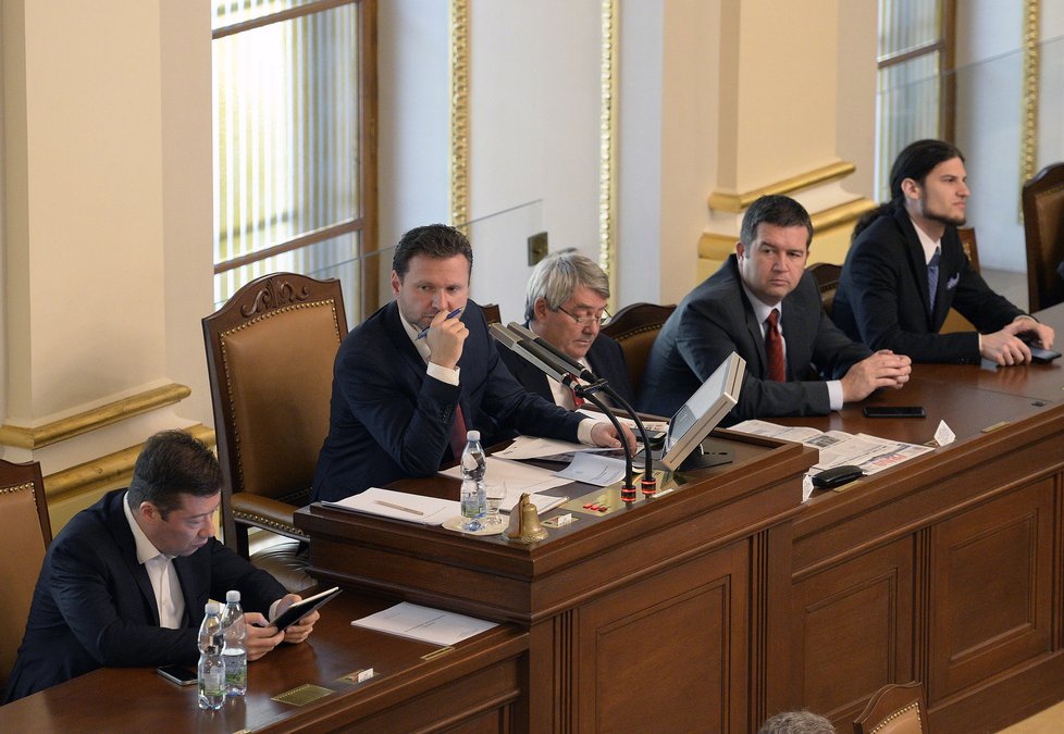 Vedení Sněmovny: Předseda Vondráček (ANO) a místopředsedové Okamura (SPD), Filip (KSČM), Hamáček (ČSSD) a Pikal (Piráti)