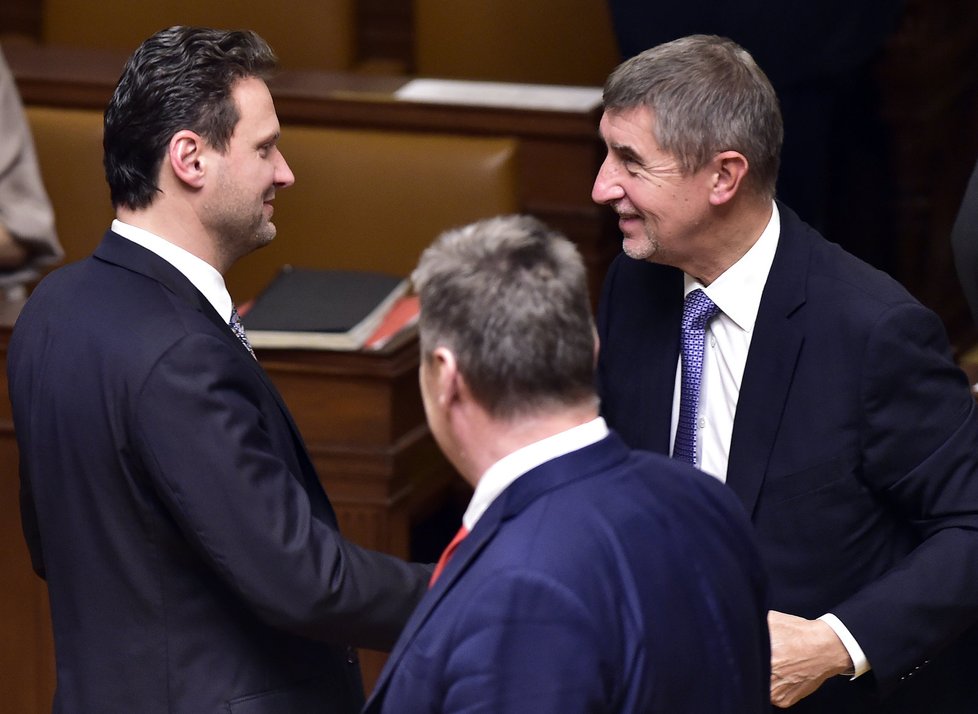 Radek Vondráček (ANO) přijímá gratulace, stal se novým šéfem Sněmovny. Rukou mu potřásl i Andrej Babiš