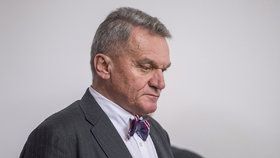 Kolaps ve Sněmovně: Exprimátor Svoboda se skácel u výtahu, místní doktor nestačil