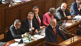 Václav Klaus mladší řeční ve Sněmovně.