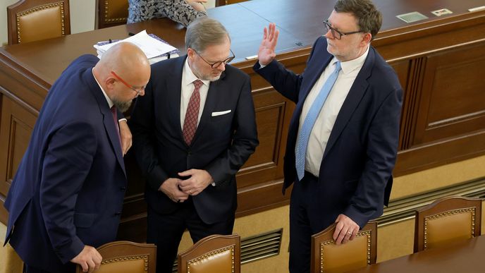 Projednávání vládního úsporného balíčku v Poslanecké sněmovně: Prmeiér Petr Fiala a ministr financí Zbyněk Stanjura. (11.7.2023)