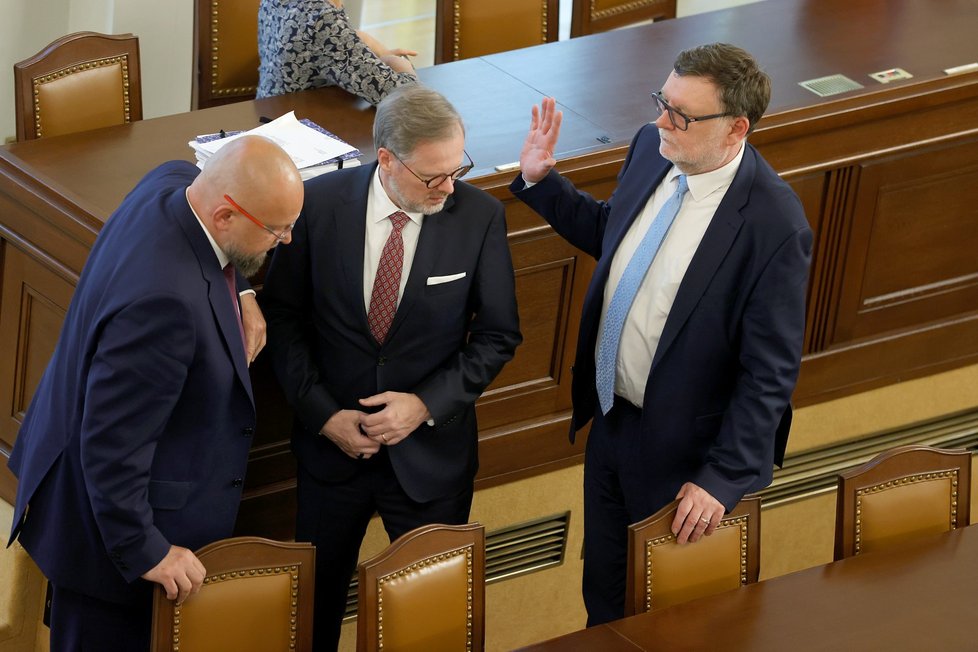 Projednávání vládního úsporného balíčku v Poslanecké sněmovně: Prmeiér Petr Fiala a ministr financí Zbyněk Stanjura (11. 7. 2023)