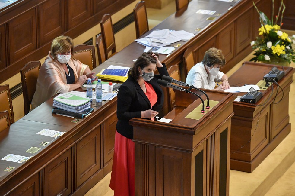 Ministryně práce a sociálních věcí Jana Maláčová na schůzi Poslanecké sněmovny (15.9.2020)