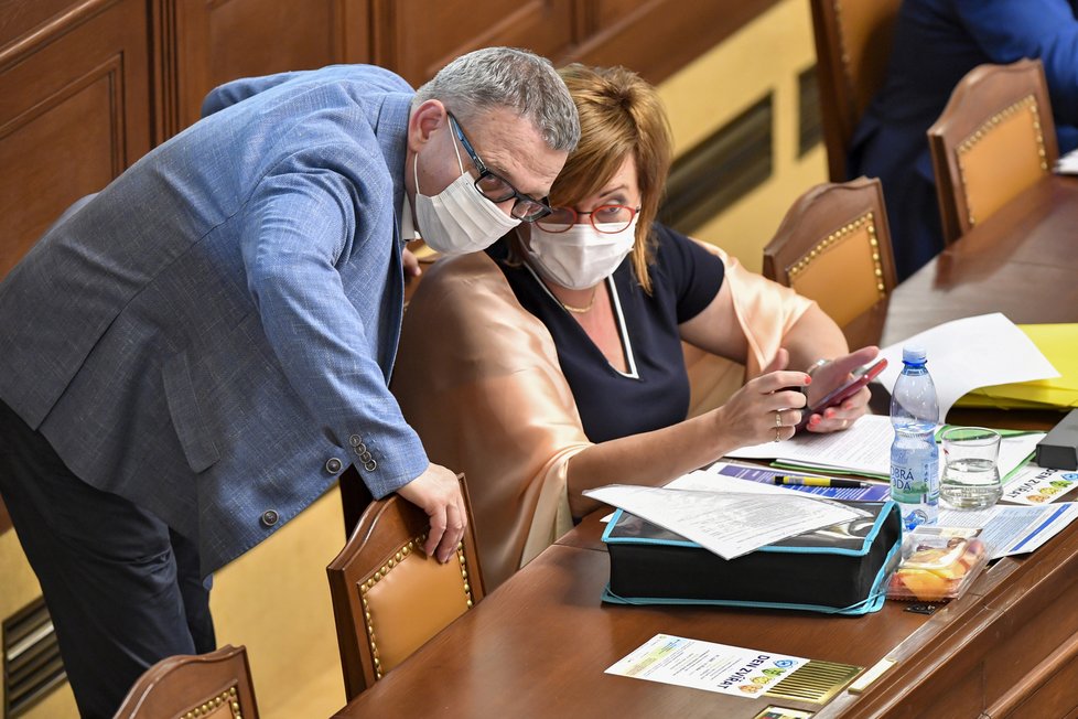 Ministr kultury Lubomír Zaorálek (ČSSD) a ministryně financí Alena Schillerová (ANO) na schůzi Poslanecké sněmovny. (15.9.2020)
