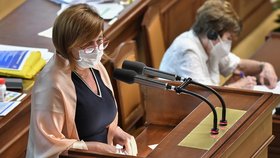 Ministryně financí Alena Schillerová (za ANO) na schůzi Poslanecké sněmovny (15. 9. 2020)