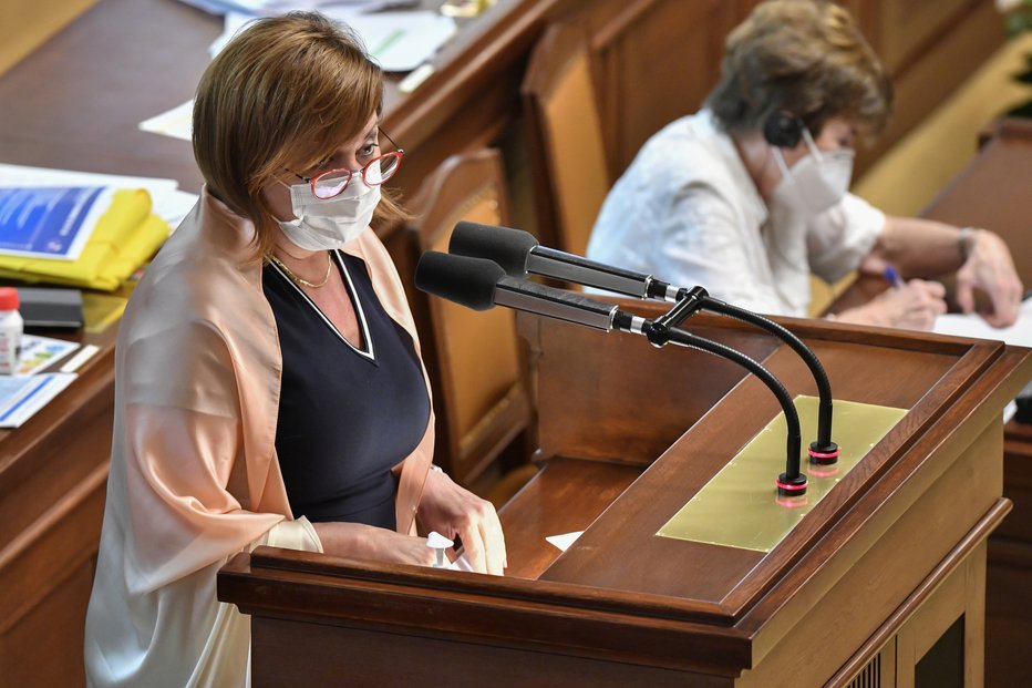 Ministryně financí Alena Schillerová (za ANO) na schůzi Poslanecké sněmovny. (15.9.2020)