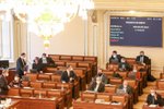 Komplikace pro „covid pasy“: Sněmovna odmítla delší legislativní nouzi, projednávání se protáhne