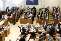 Poslanci mají schvalovat konec služebního zákona. Na stole i omezení pravomocí pro Pavla