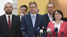 Poslankyně Pavla Golasowská (KDU-ČSL) po boku svých kolegů z lidovců včetně šéfa strany Pavla Bělobrádka