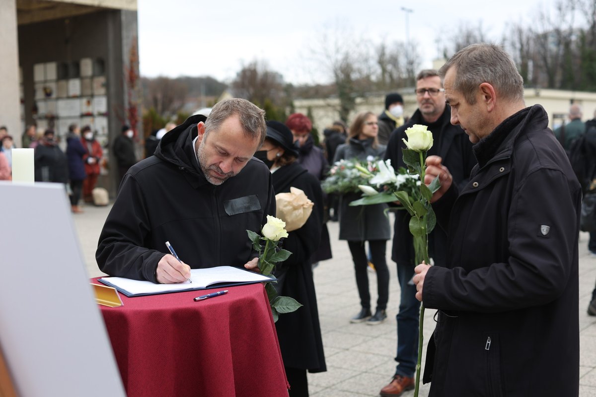 Soukromé fotky rodiny z pohřbu Mira Žbirky