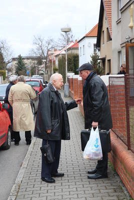 Miroslav Grégr odchází z posledního rozloučení s Ivem Svobodou.