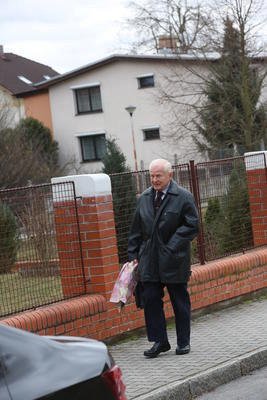 Miroslav Grégr přichází na poslední rozloučení s Ivem Svobodou.