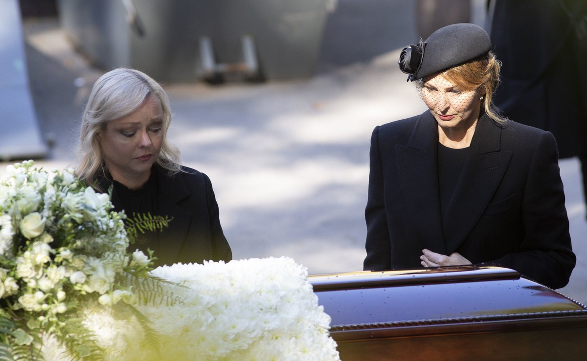 Poslední rozloučení s Karlem Gottem na dvoře krematoria v Motole