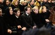 Rodina se přišla naposledy rozloučit. Rodina se přišla naposledy rozloučit.