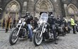 Nejdojemněji na obřadu působili členové Harley klubu. Na nádvoří před kostel přijela asi padesátka urostlých chlapů na strojích, které Hapka celý život miloval. „Chceme se s Petrem rozloučit a taky ho doprovodíme až na hřbitov,“ řekl viceprezident klubu Michal Stach. Po obřadu dlouho do vyzvánění kostelních zvonů túrovali na počest zesnulého kolegy své nablýskané mašiny. Pak vyrazili na spanilou jízdu za autem s Hapkovými ostatky Nejdojemněji na obřadu působili členové Harley klubu. Na nádvoří před kostel přijela asi padesátka urostlých chlapů na strojích, které Hapka celý život miloval. „Chceme se s Petrem rozloučit a taky ho doprovodíme až na hřbitov,“ řekl viceprezident klubu Michal Stach. Po obřadu dlouho do vyzvánění kostelních zvonů túrovali na počest zesnulého kolegy své nablýskané mašiny. Pak vyrazili na spanilou jízdu za autem s Hapkovými ostatky