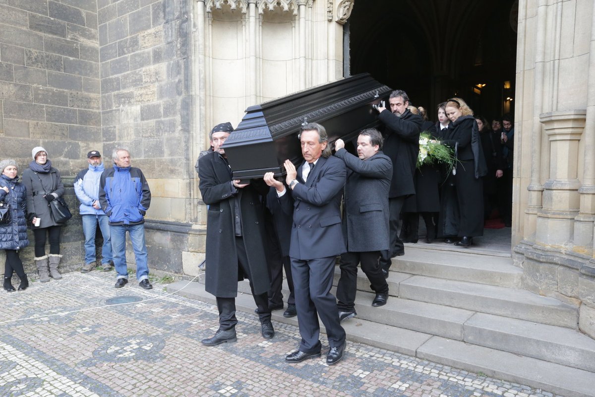 Rakev za zvuků písně Bude mi lehká zem vynášeli kamarádi a příbuzní.