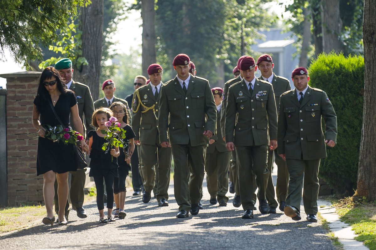 Květiny padlému vojákovi přinesla většina lidí, emoce drželi na uzdě jen velmi ztěžka.