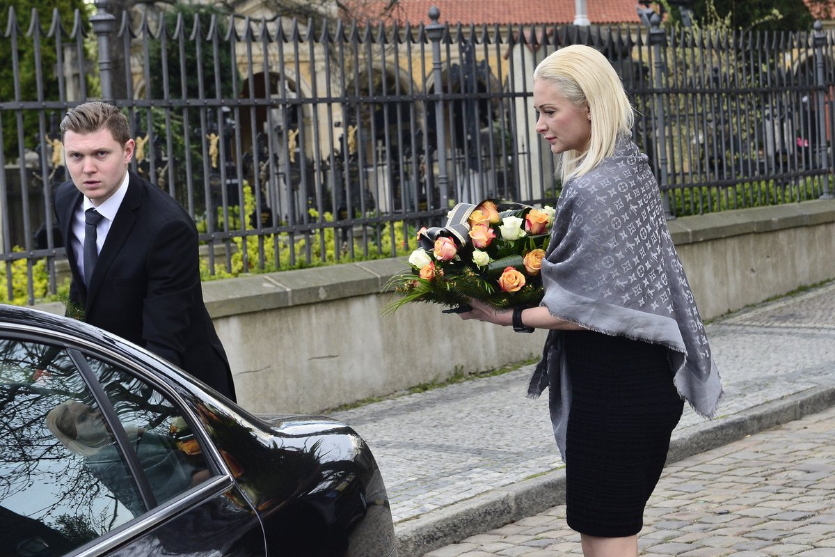 Asistentka ministra vnitra Milana Chovance se také přišla rozloučit s bývalým premiérem.