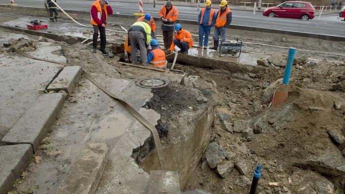 Poslední velká havárie vodovodního řadu zaplavila metro ve stanici Dejvická