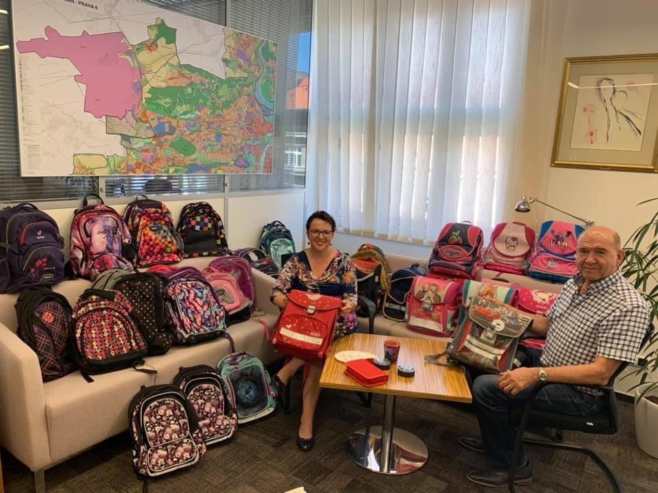 Projekt Pošli aktovku dál na Praze 6 letos rozdal asi sedmdesát školních tašek dětem sze sociálně slabších rodin.