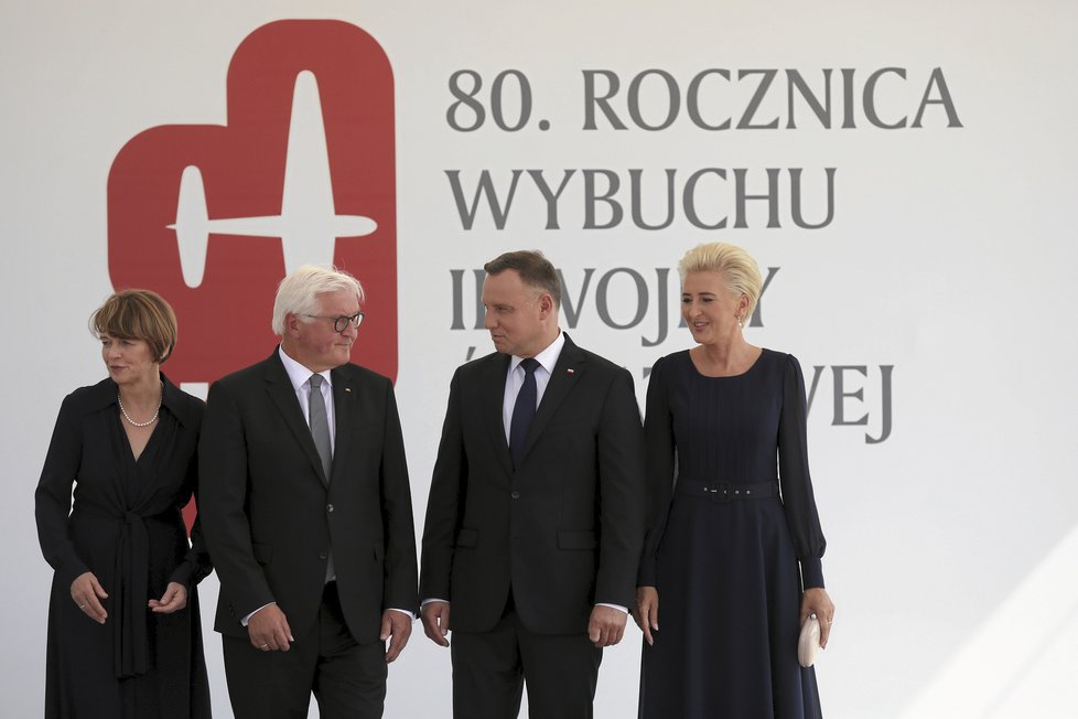 Polský prezident Andrzej Duda s maželkou Agatou Kornhauserovou a německým prezidentem Frankem-Walterem Steinmeierem a jeho ženou Elke Buedenbenderovou na pietě připomínající 80 let od vypuknutí druhé světové války.