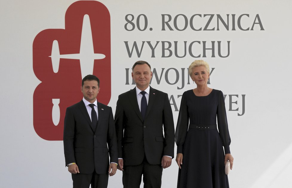Polský prezident Andrzej Duda s maželkou Agatou Kornhauserovou a ukrajinským prezidentem Volodymyrem Zelenským na pietě připomínající 80 let od vypuknutí druhé světové války.